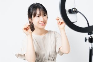 ライブ配信中リスナーとの会話で笑顔になるライバー