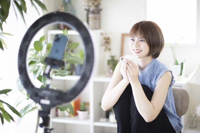 マグカップを持ちながら、リスナーとの談話でほっこりするライバー